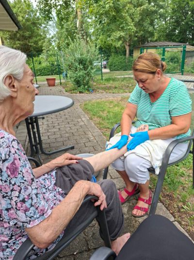Fußbad im Garten mit anschließender Massage – Bild 2